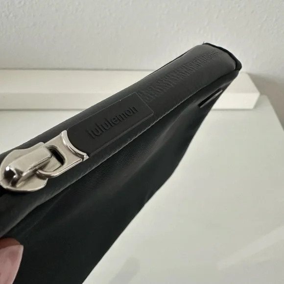 Lululemon Modular Phone Pouch (No Strap) | Black - Picture 4 of 4